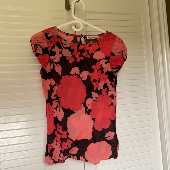 Kenzie floral blouse with keyhole button open - Picture 1 of 5